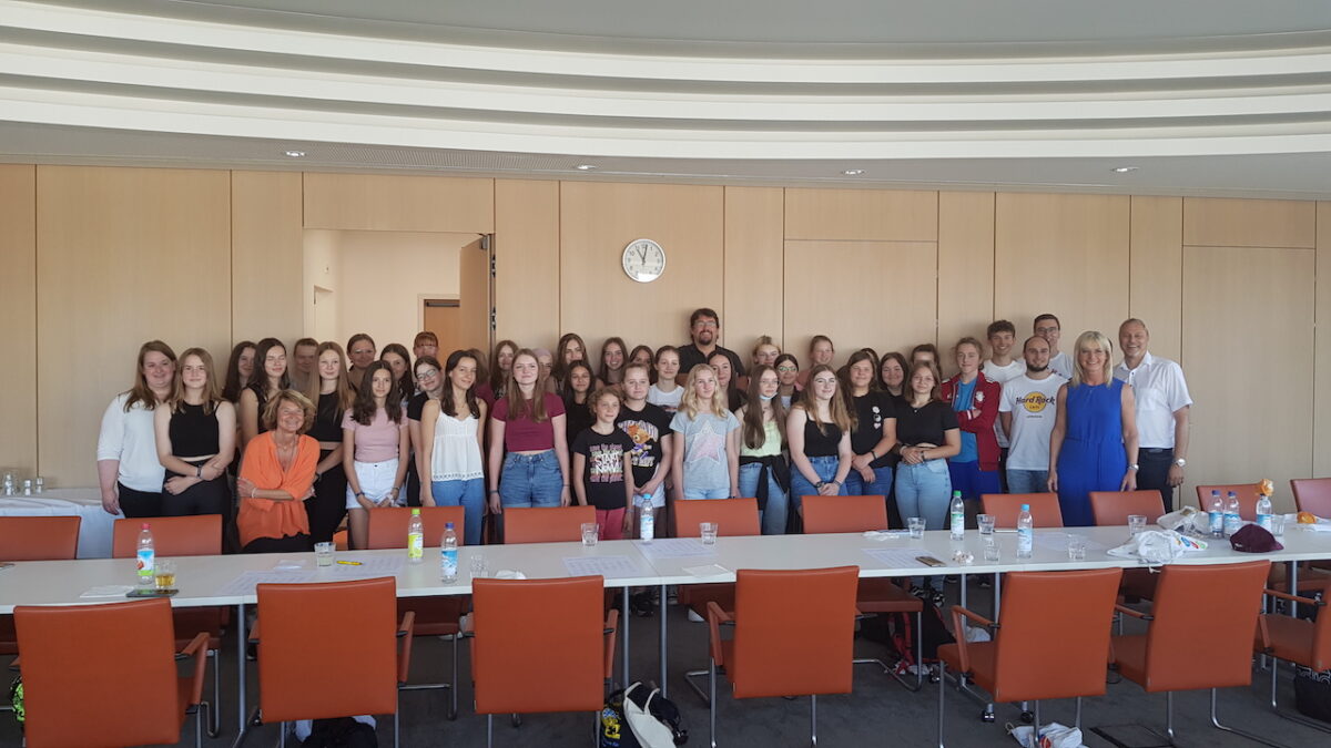 Jugendliche diskutieren mit Sozialministerin Ulrike Scharf