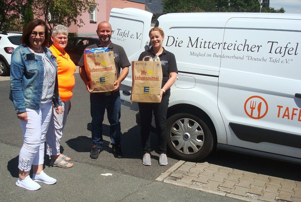 Edeka-Kunden kaufen Warentüten für die Mitterteicher Tafel