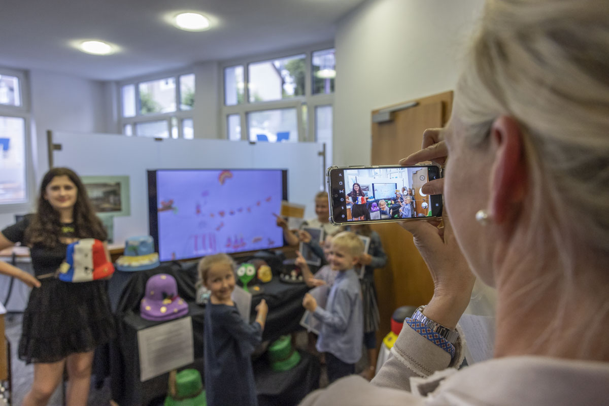 Kinder zaubern Kunst in Farbe und Form