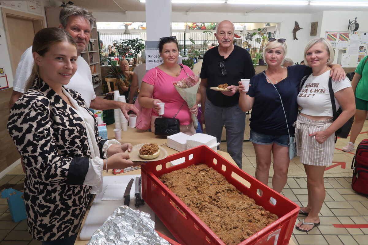 600 Portionen Currywurst und Burger für Bedürftige