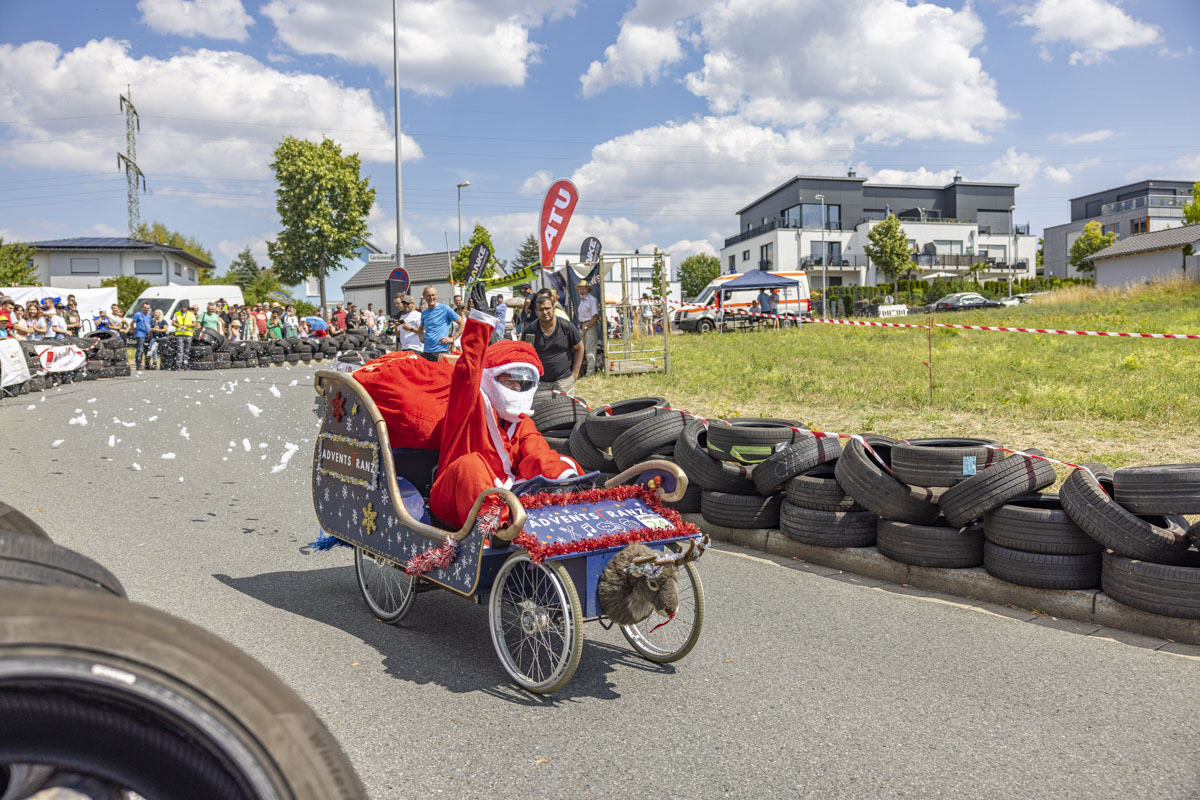 Tollkühne Piloten in kreativen Flitzern: Video und Bildergalerie vom Seifenkistenrennen in Weiden
