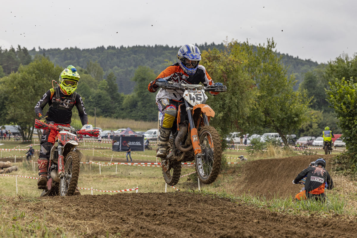 Mofacross in Neukirchen: Actionreiches Rennen durch Staub und Schlamm