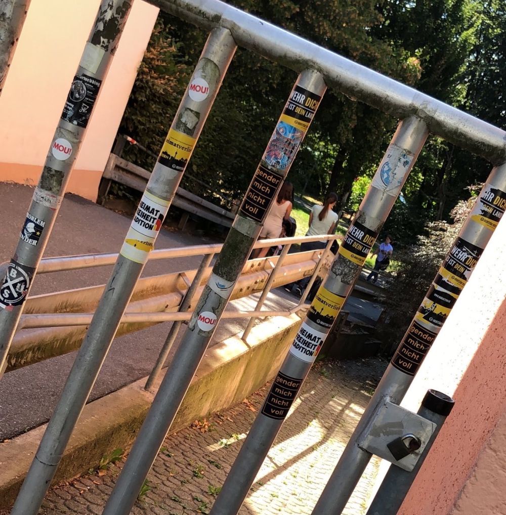 Rechtsradikale Aufkleber nehmen in Weiden immer mehr zu