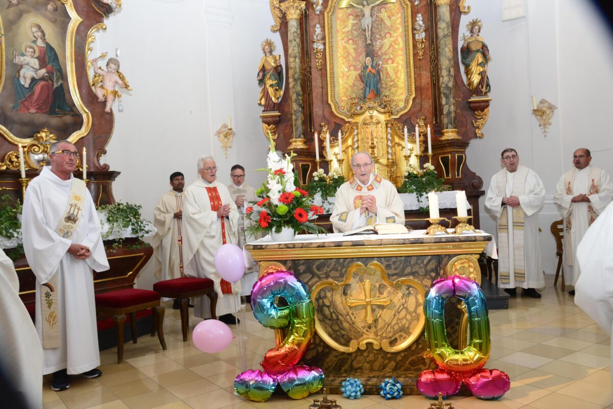 Pater Reinhold Schmitt feiert seinen 90. Geburtstag