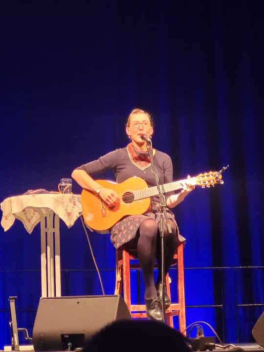 Weggeworfene Zigarettenkippen bringen Martina Schwarzmann auf die Palme