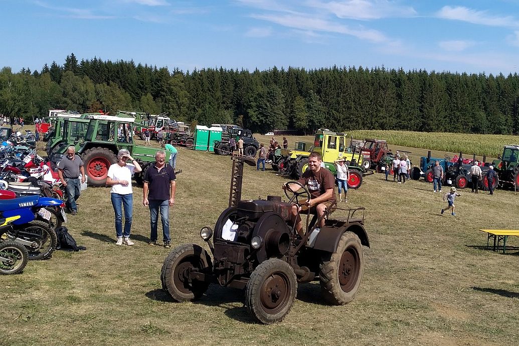 Keine Berührungsängste mit den Oldtimern