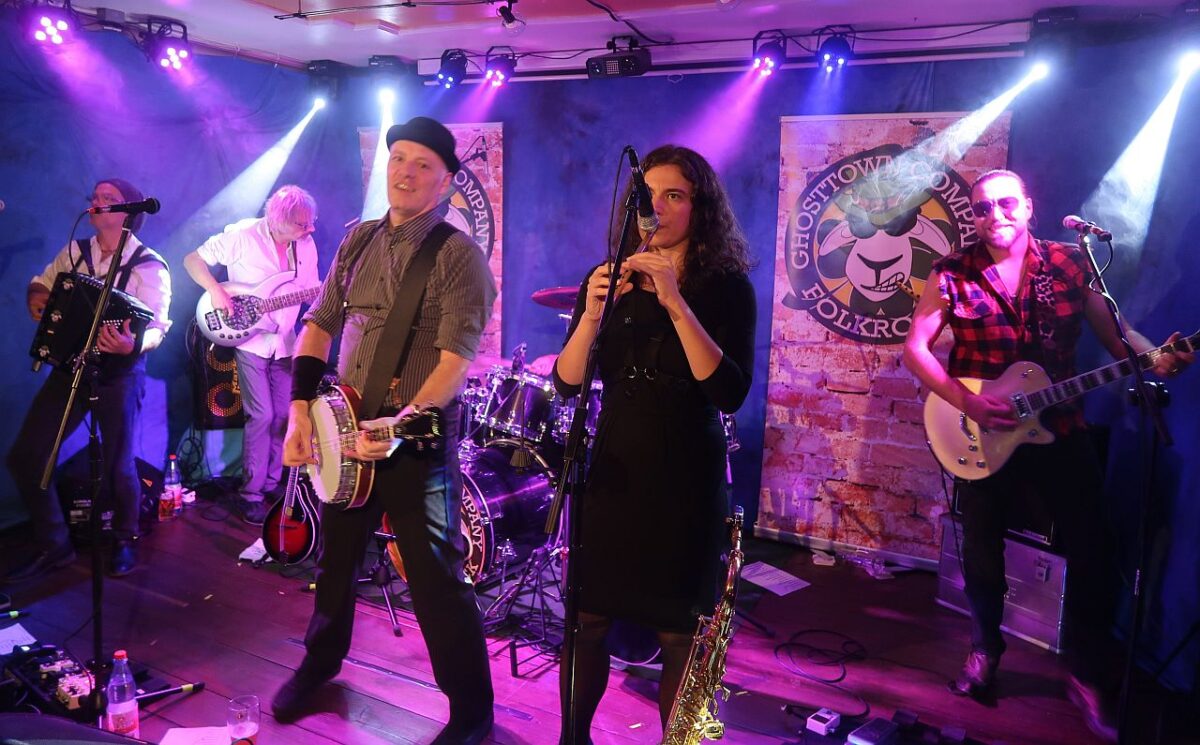 Starke Folkrockparty im Parapluie