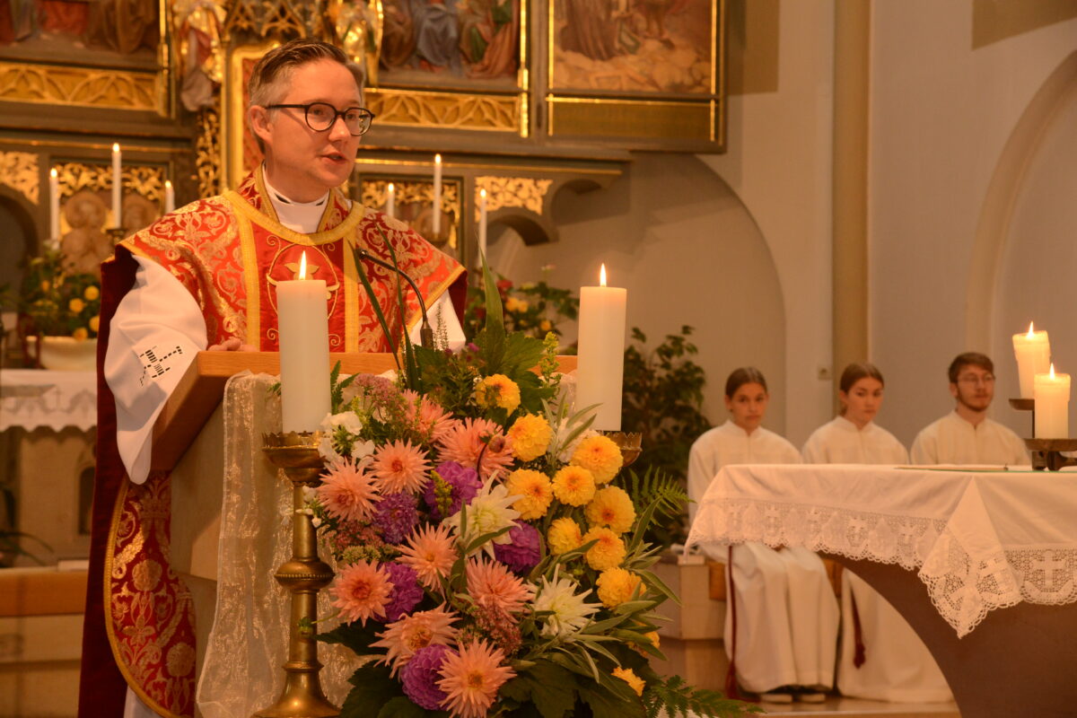 Mahnende Worte an verregnetem Kreuzbergfest