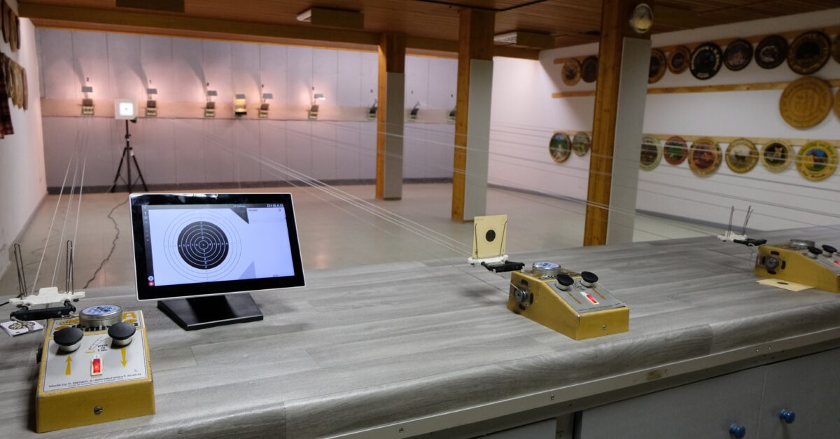 Flosser Schützen streben elektrische Schießstände an