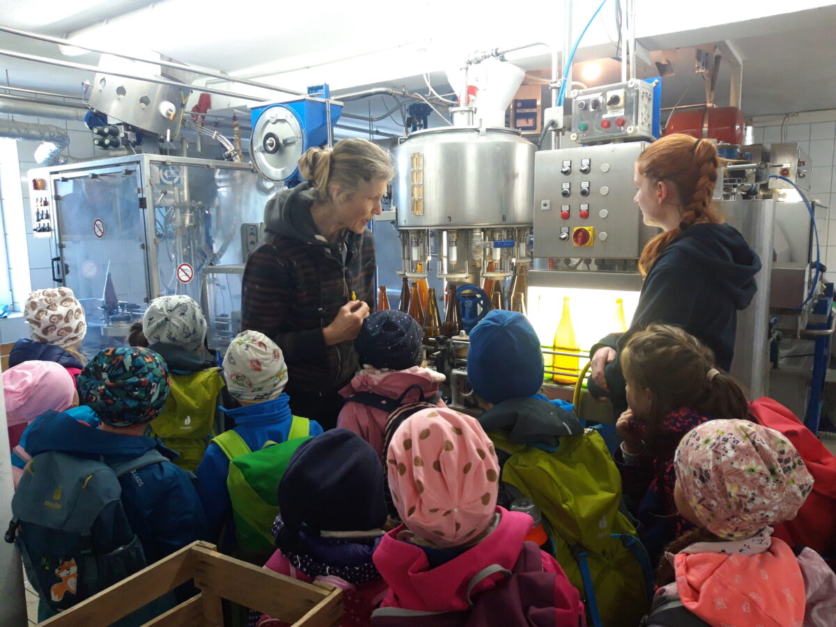 Grundschulausflug mit Apfel-Verköstigung