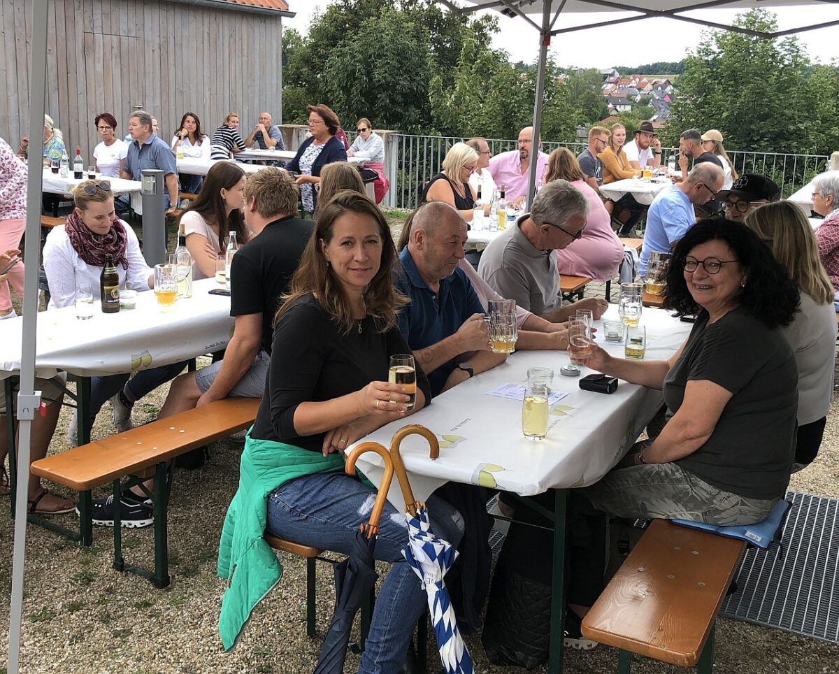 Politisieren mit einem schönen Glas Wein in der Hand