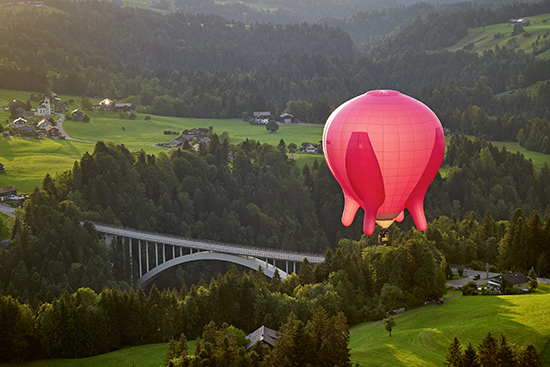 Riesiger Euter fliegt durch die Luft bei Neualbenreuth