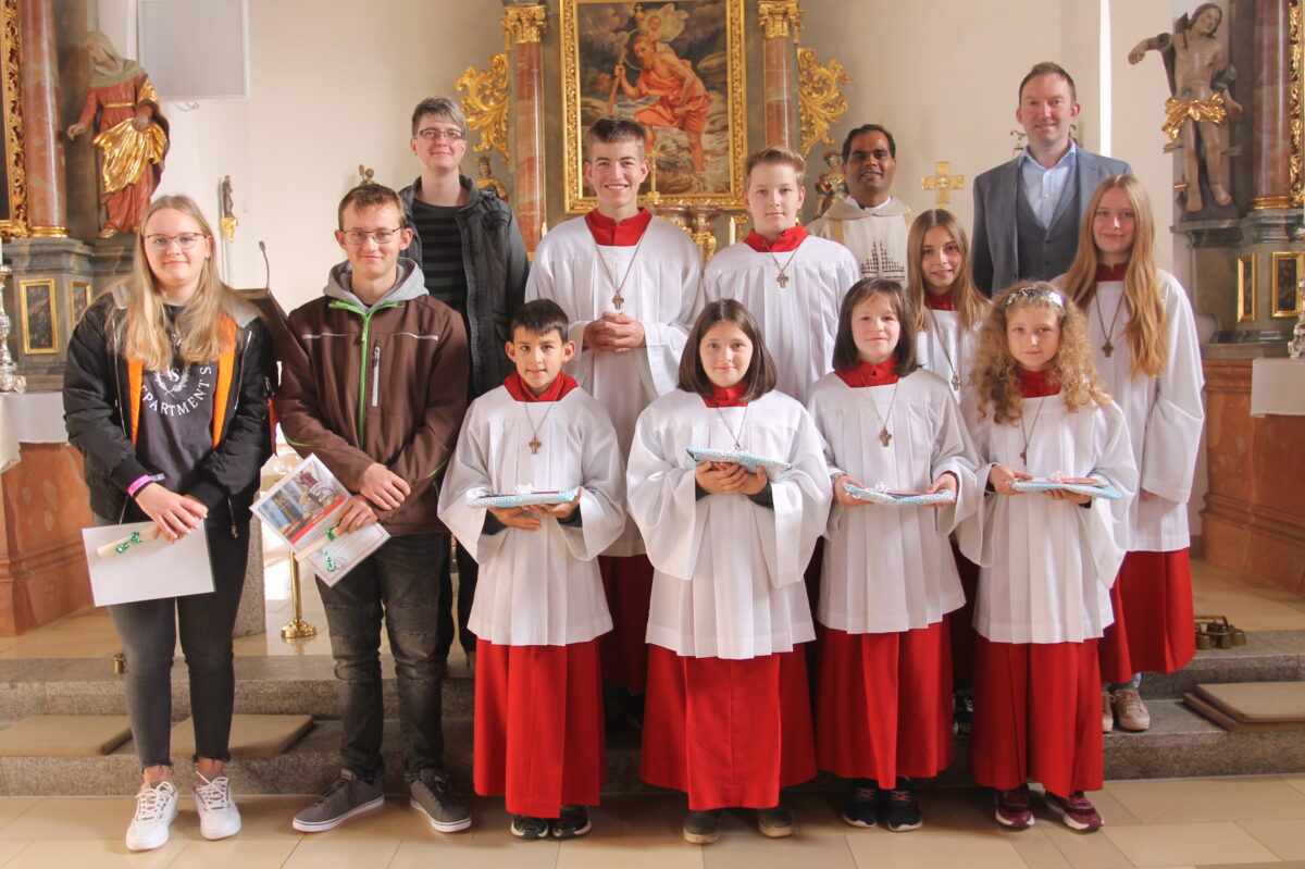 Besonderer Tag für alle: Neuzugänge und Verabschiedungen der Ministranten