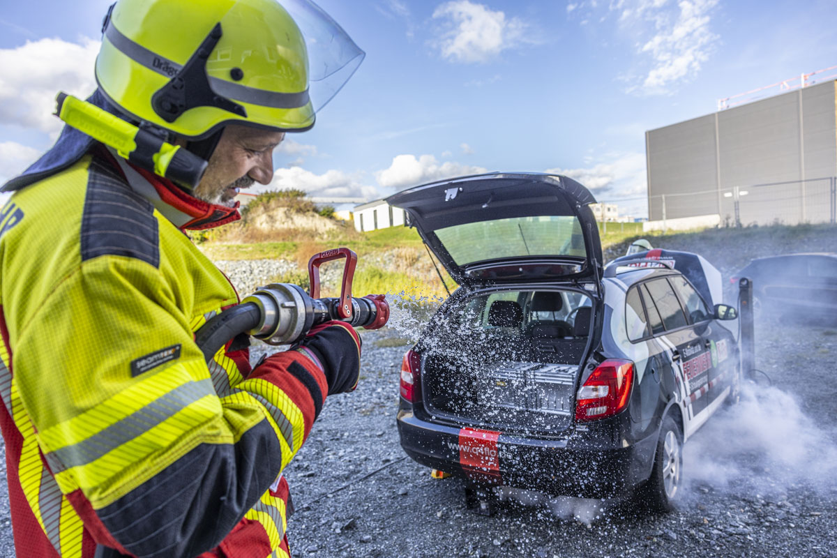E-Auto Crash: Nach einem Unfall sind Spezialausrüstung und Know-how gefragt