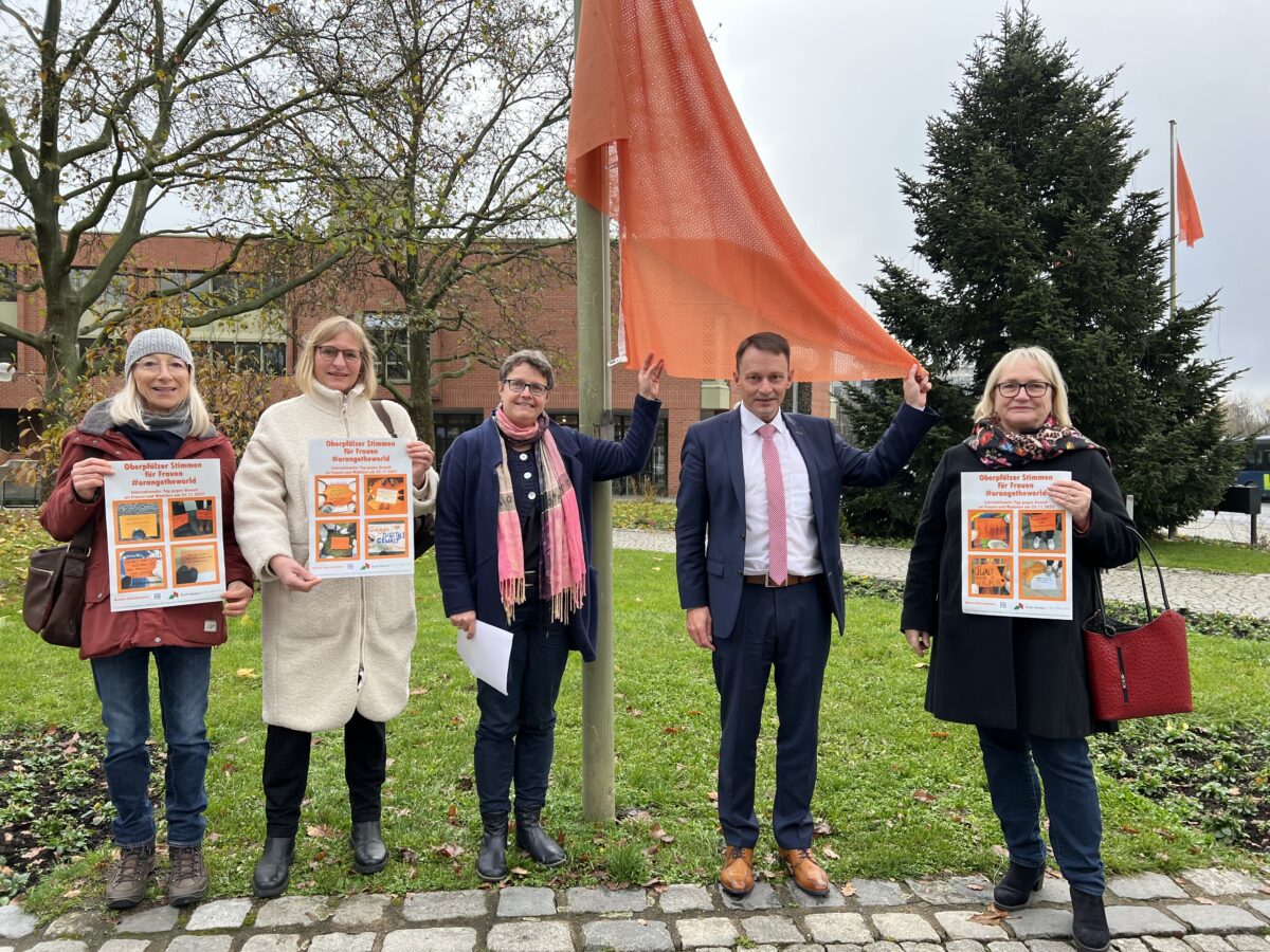 „Orange Day“ in Weiden: Auch der Oberbürgermeister zeigt Flagge