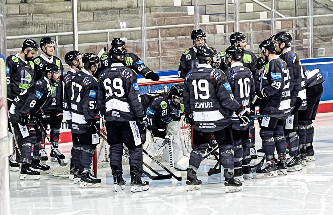 EHC Stiftland feiert Rückkehr in die eigene Halle und tollen Sieg gegen Straubing