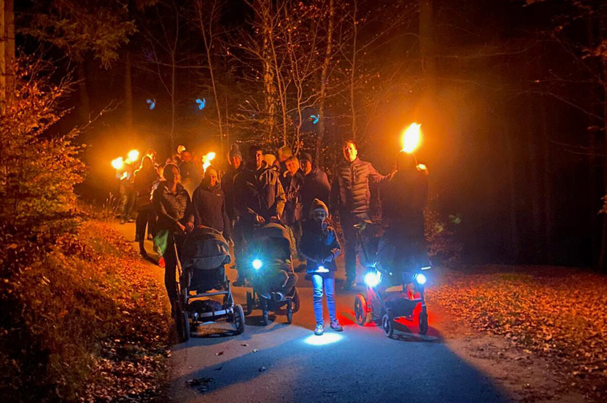 Mit Fackeln und Kinderwagen am Fahrenberg unterwegs