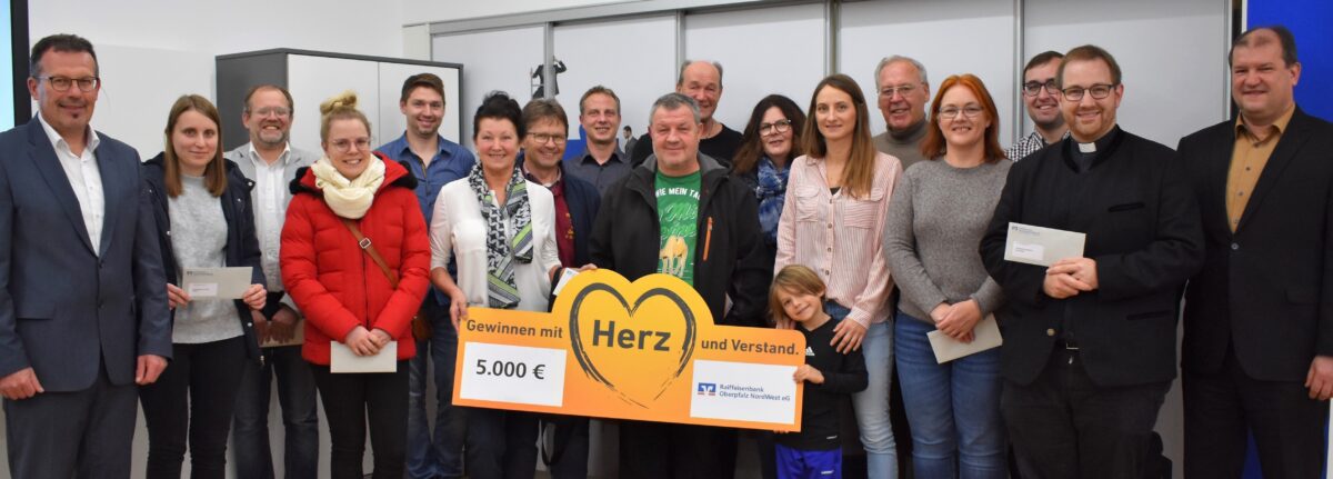 Viele Vereinsvertreter waren zur Spendenübergabe in die Raiffeisenbank gekommen.