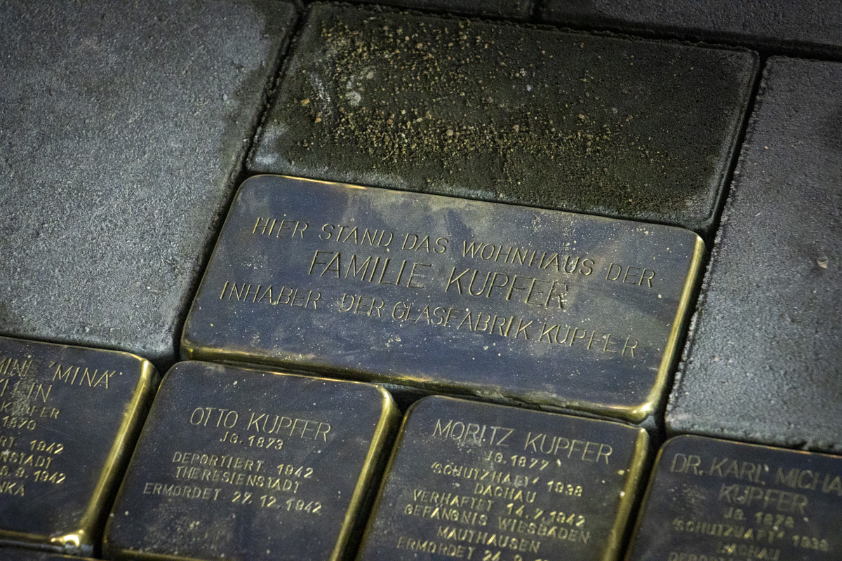 Die ersten Stolpersteine in Weiden für jüdische Familie: Bückt euch und lest
