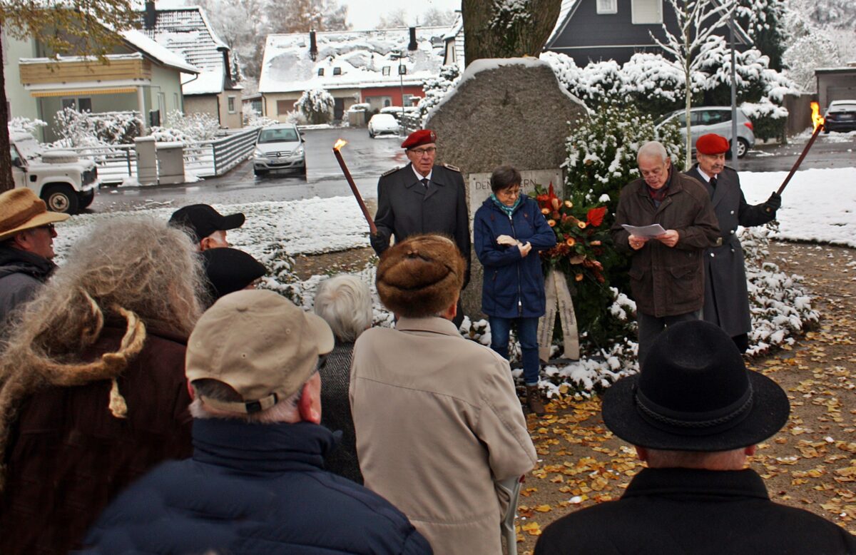 Die Siedlergemeinschaft Moosfurt versammelte sich am Gedenkstein