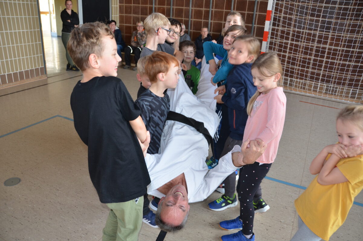 Wie man richtig „Stopp“ sagt: Verteidigungskurs für Kinder