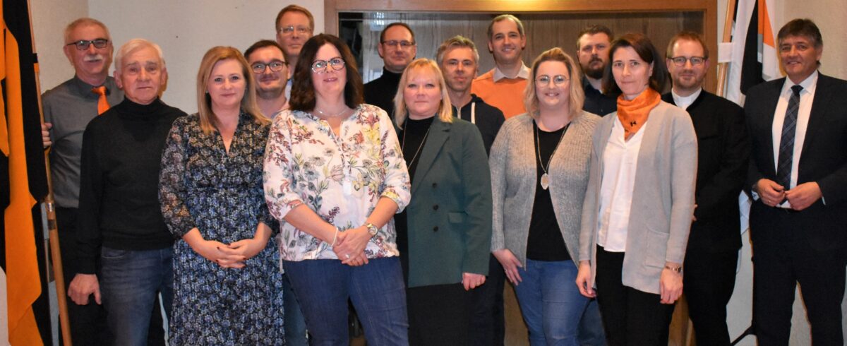 Bei der Generalversammlung der Grafenwöhrer Kplpingsfamilie wurden Andreas Greiner (Fünfter von links) als 1. Vorsitzender und Vivian Woods (Sechste von links) als 2. Vorsitzende gewählt. Foto: Renate Gradl