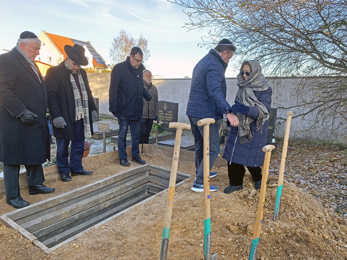 Abschied auf dem Amberger Jüdischen Friedhof: Drei Rabbiner verneigen sich vor Alexander Fried