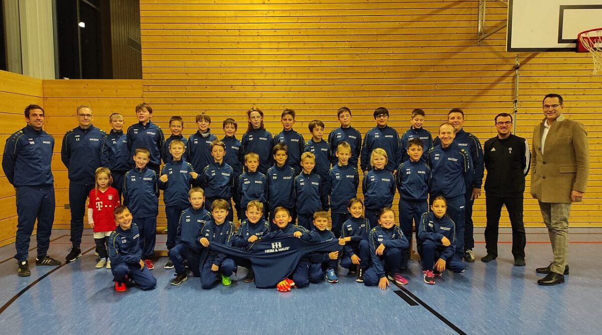 Gut investiert: Neue Trainingsanzüge für die Parksteiner E-Jugend