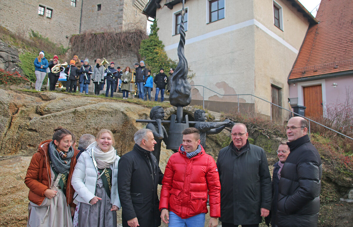 Komiker Neugirg, Künstler Bäumler und Verein Bohème setzen dem Zoigl 5 Denkmäler plus 1