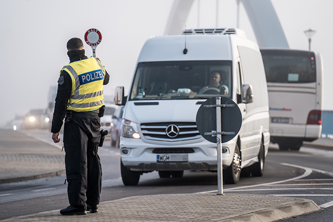 Als normaler Busfahrgast getarnt: Fahnder greifen zu