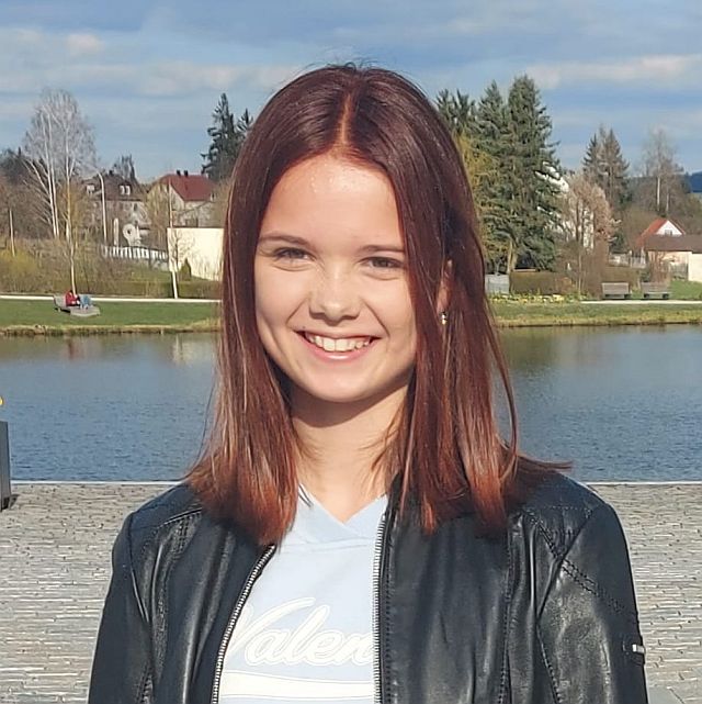 Christkind Hannah Winkler eröffnet die Flosser Vereinsweihnacht