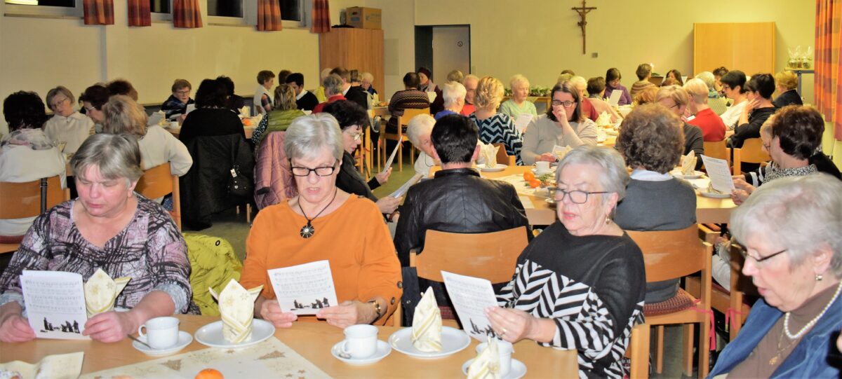 Die Mitglieder des Katholischen Frauenbundes und die Senioren feiern Advent.