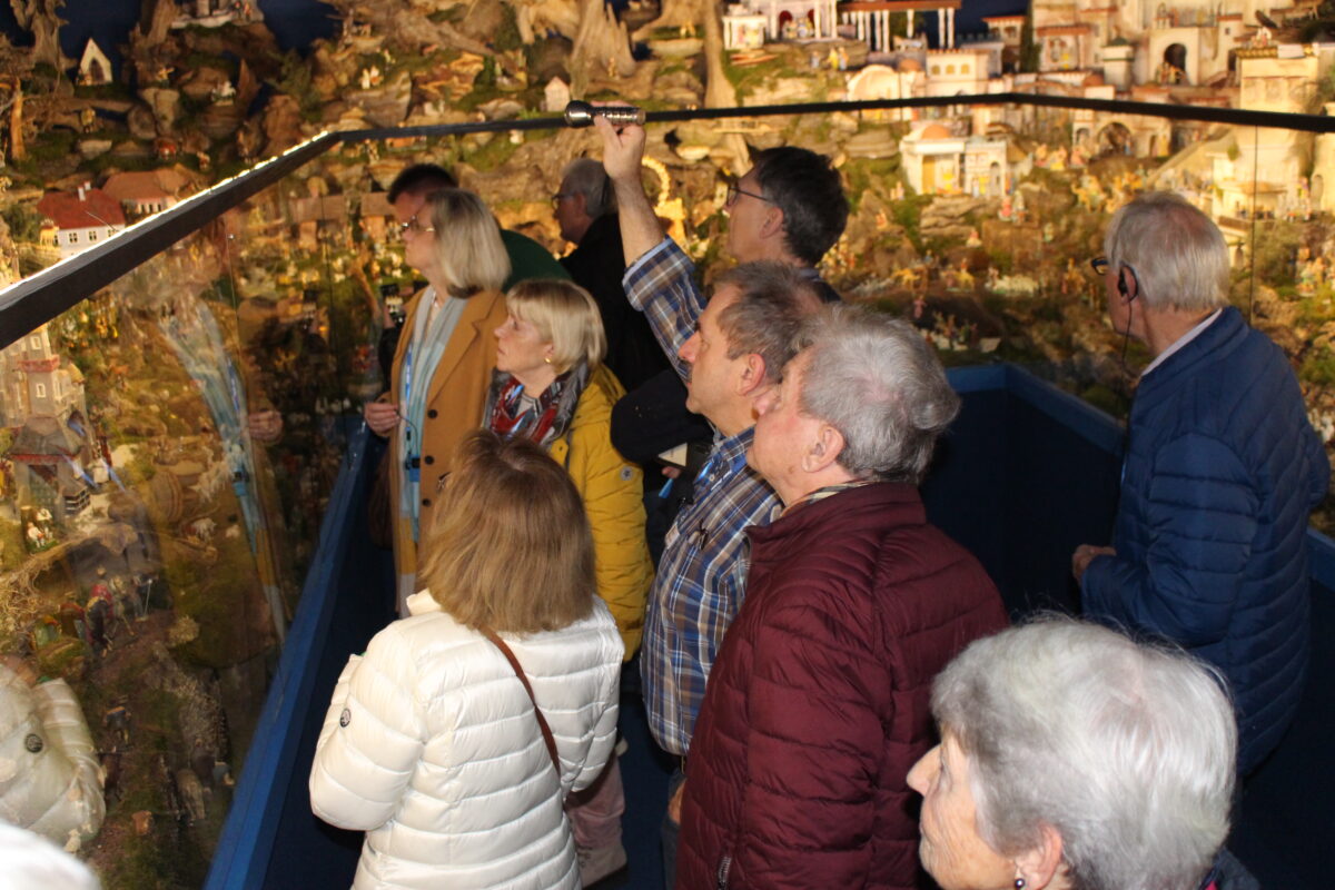 InitiAktivKreis besucht die Krippenschau in Plößberg