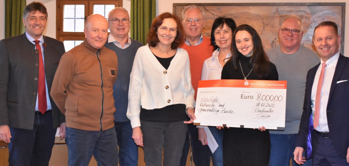 Gerhard Hösl (rechts) überreicht die Sparkassen-Schecks an die Vereinsvertreter. Bürgermeister Edgar Knobloch (links) hat die Vereine vorgeschlagen.