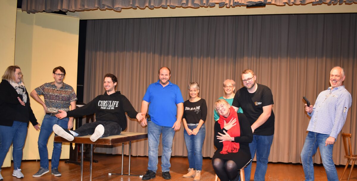 Die Akteure der Theatergruppe Grafenwöhr proben für ihr Winterstück:„Bei uns liegen Sie richtig!“