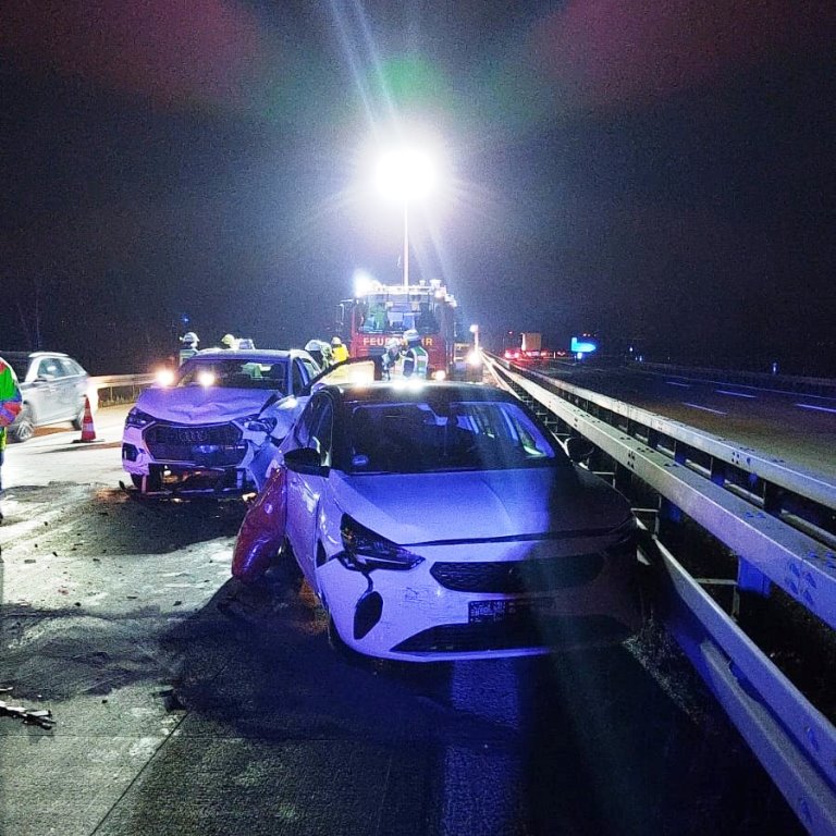 Stau übersehen: Drei Autos krachen zusammen