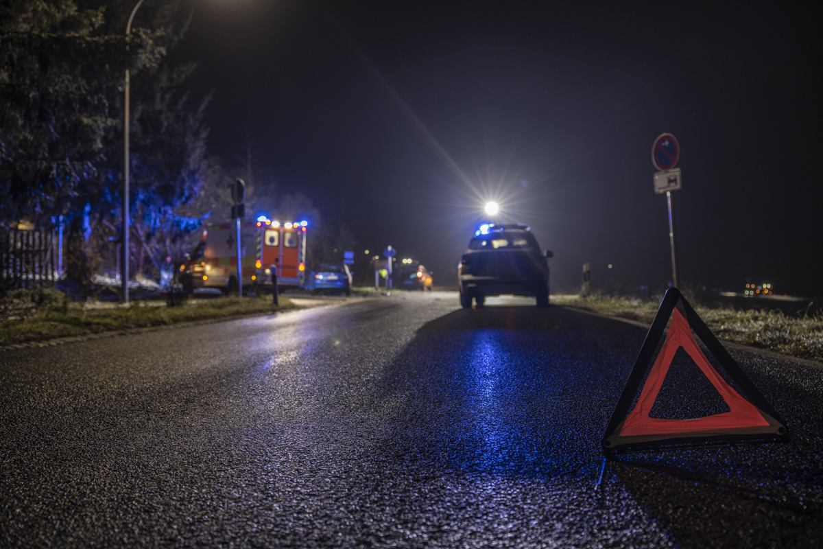Unliebsame Begegnung eines teuren Autos mit einem Einkaufswagenhäuschen