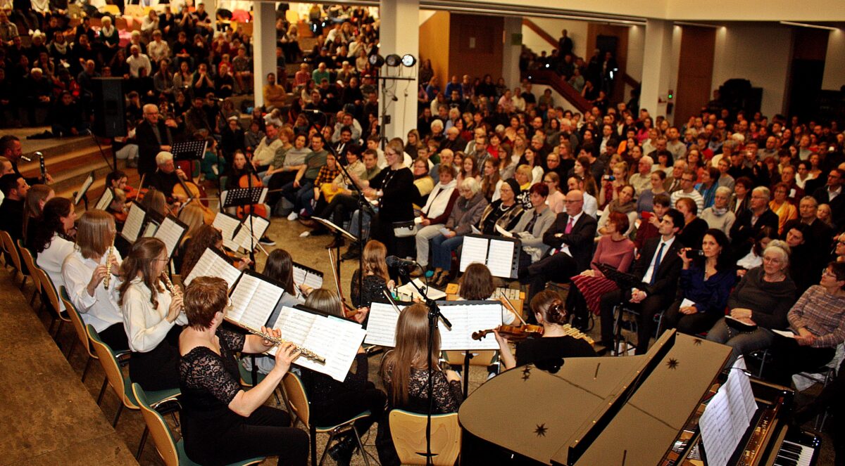 Einfach Klasse: Weihnachten mit viel Musik am Gymnasium Neustadt/WN