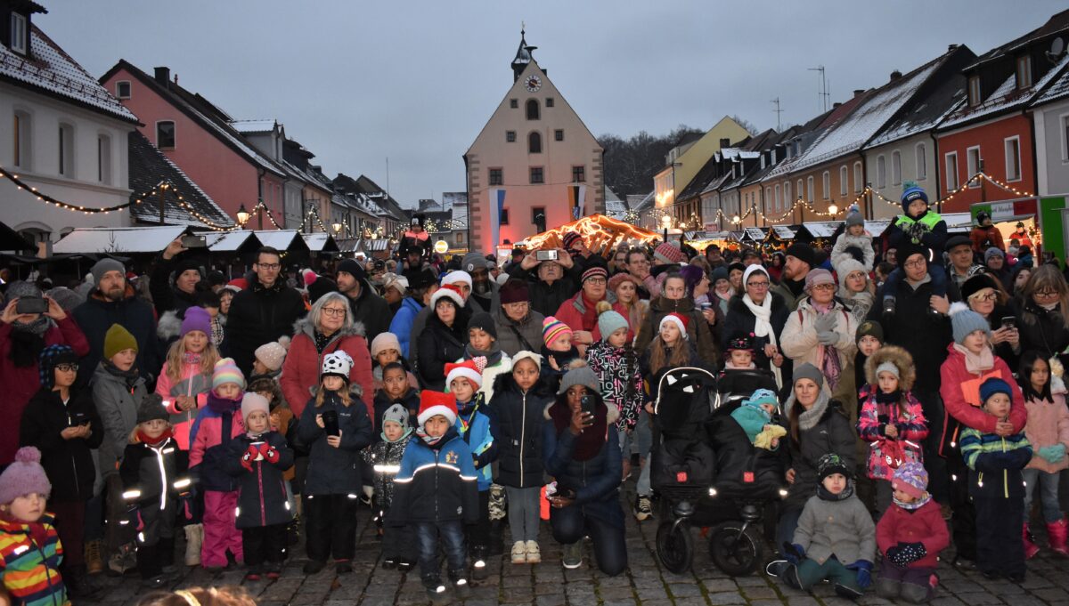 Besucherstrom beim heiß ersehnten Grafenwöhrer Adventsmarkt