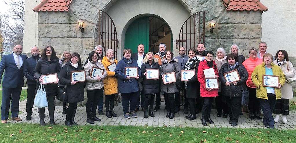 General Manger Brian Smith (links) zeichnet langjährige AAFES-Mitarbeiter aus.