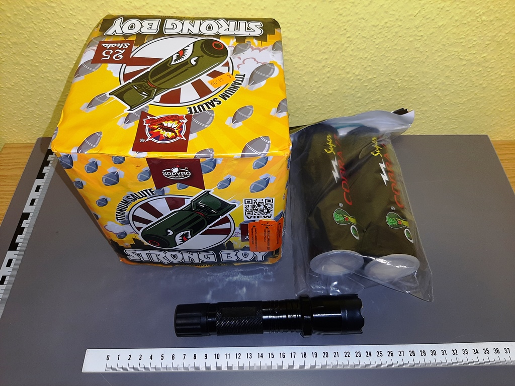 Fahnder zogen Waffen und Pyrotechnik aus dem Verkehr