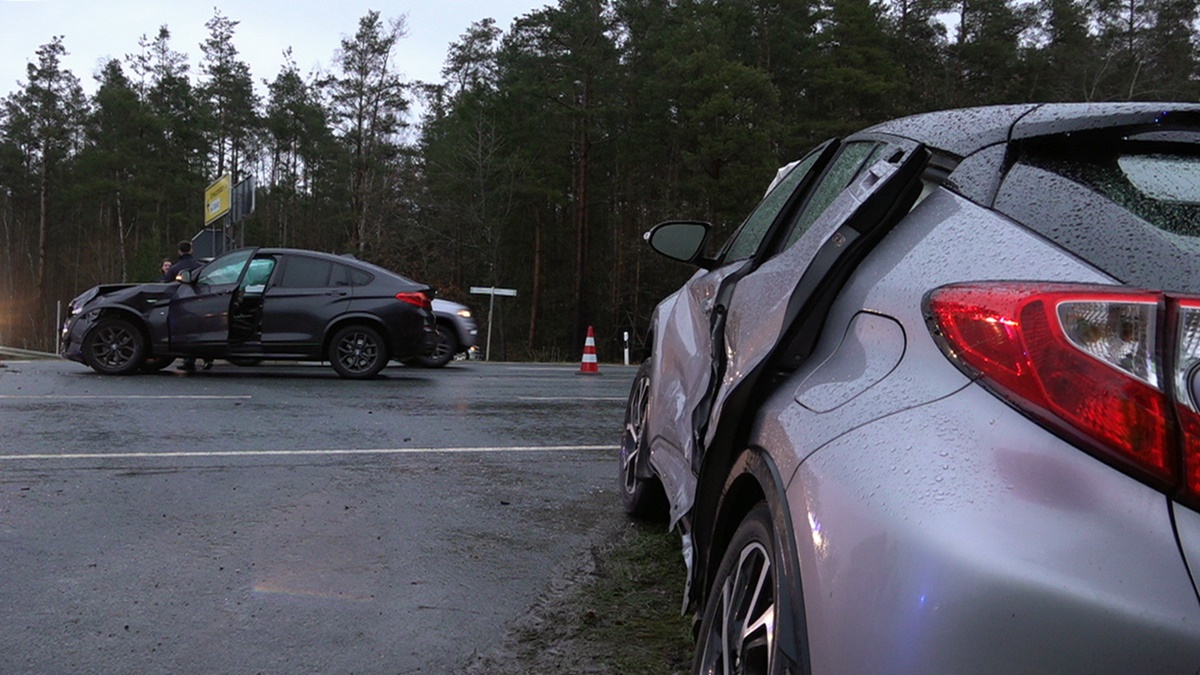 Auto übersehen: Drei Verletzte und 50.000 Euro Schaden