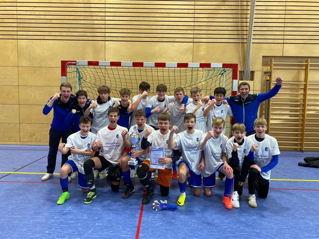 Auf dem Weg zur Bayerischen Hallenmeisterschaft die U 15 der SpVgg SV weiden. Foto Nachtigall