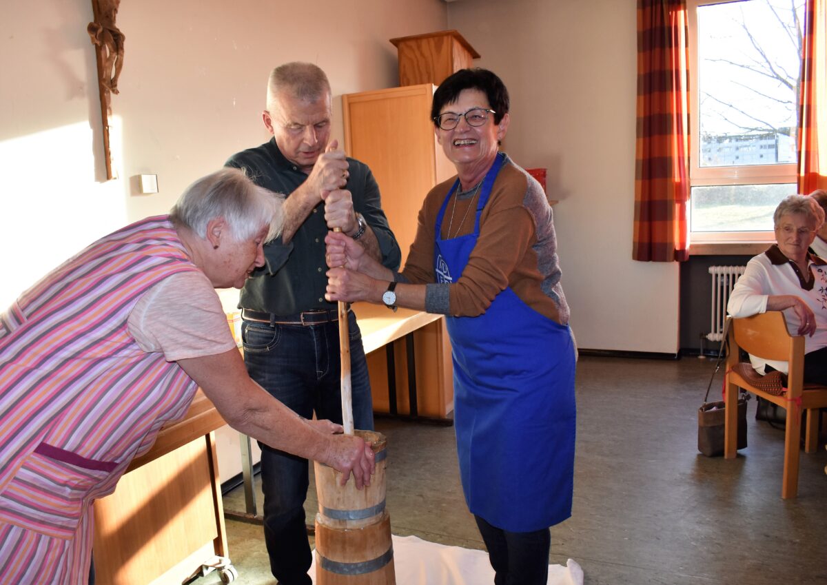 Beim Seniorennachmittag im Jugendheim wurde ausgebuttert.