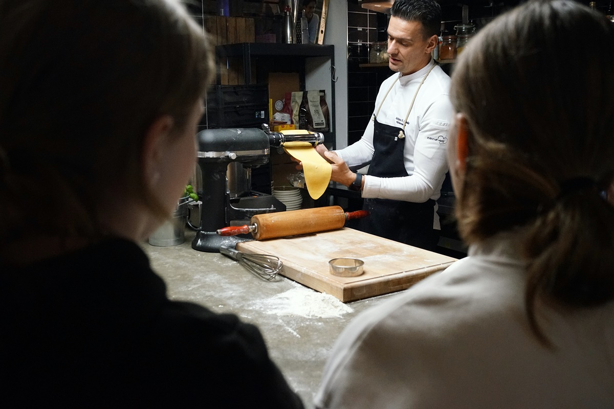 Kochen mit einem Profi: Schülerinnen bekommen praktischen Einblick