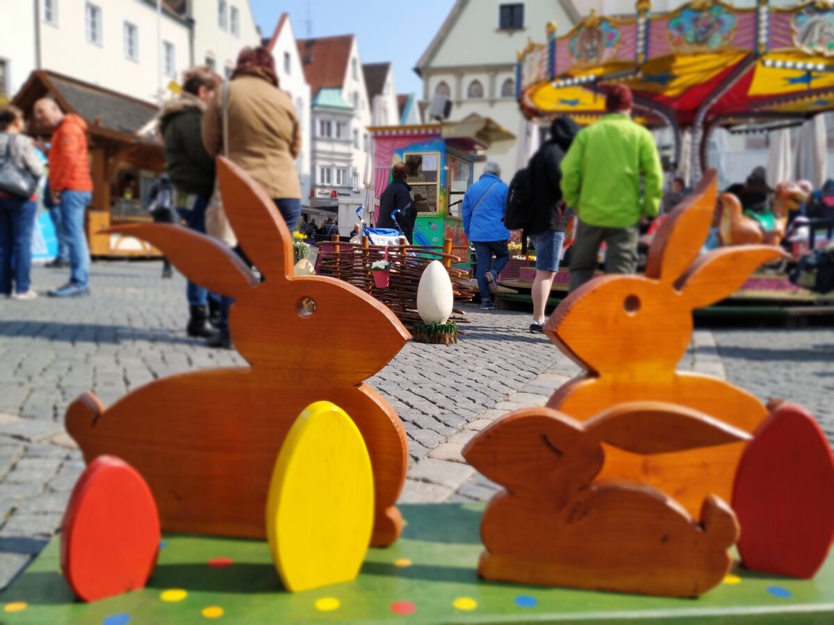 Hasenalarm in Weiden – Osterfreuden vor dem Alten Rathaus