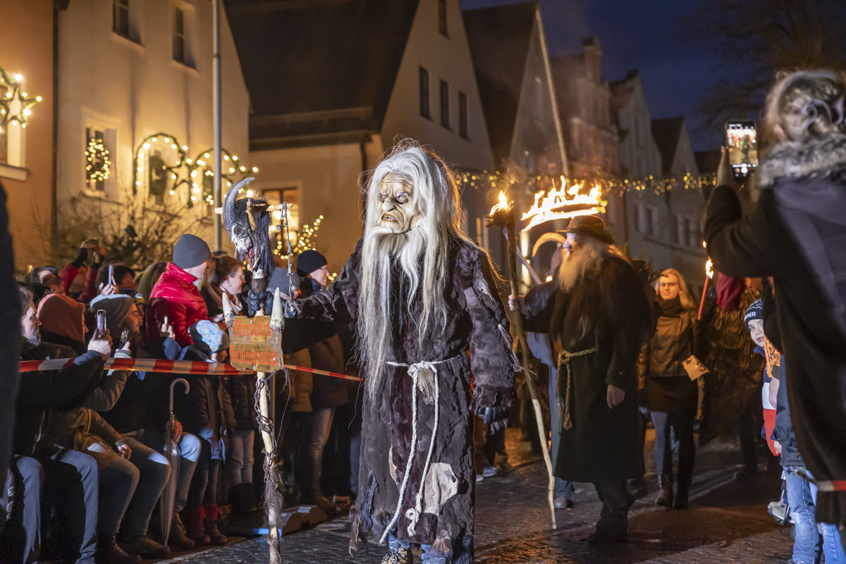 Bildergalerie und Video: Hexen und der Krampus beim Rauhnachtslauf in Weiden
