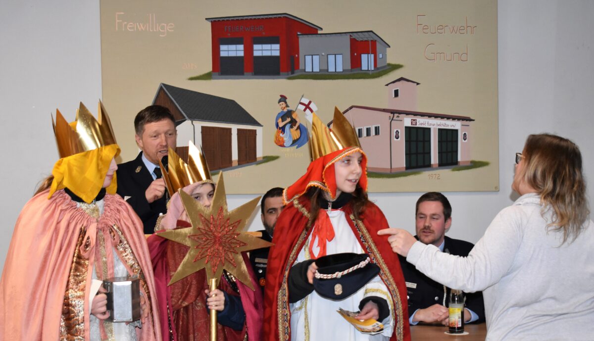 Die Sternsinger bringen den Segen zu den Mitgliedern der Feuerwehr Gmünd