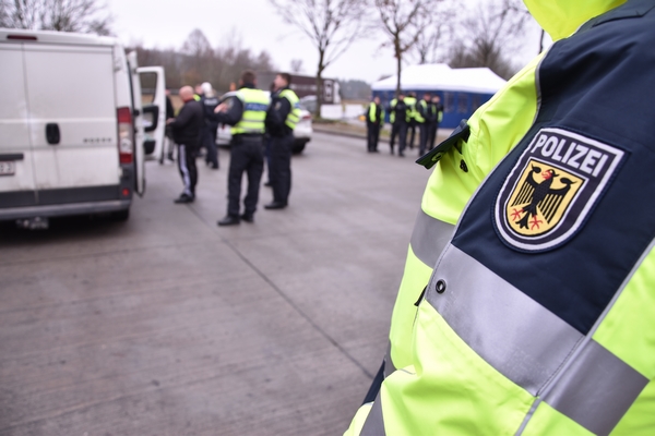 Gefängnis statt Paris: Bundespolizei Waidhaus lässt Handschellen klicken