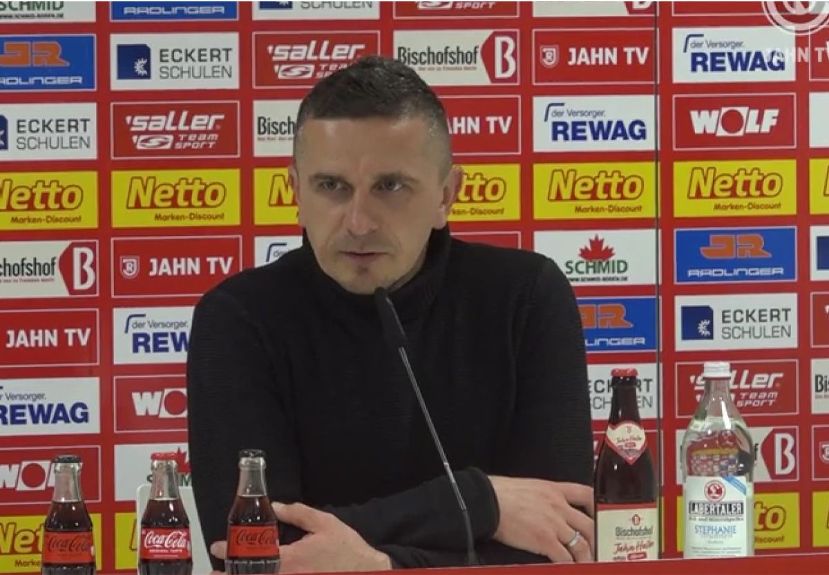 Der Blick von Mersad Selimbegović richtet sich konzentriert auf die kommende Aufgaben. Foto Screenshot JahnTV